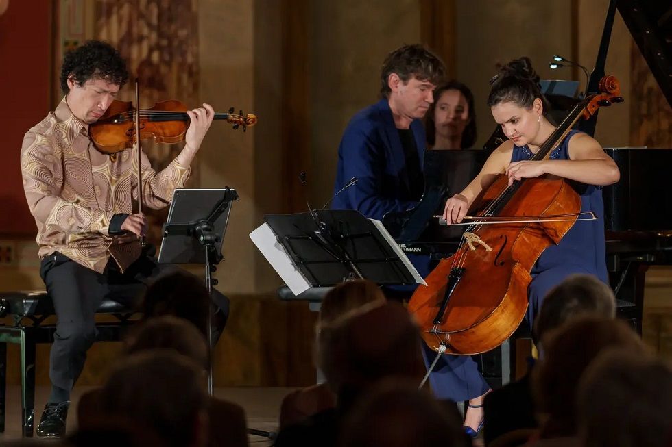 Märchenhaftes Konzerterlebnis: Daniel Dodds (Violine), Julian Riem (Klavier) und Raphaela Gromes (Cello) im Zeugheersaal des Hotels Schweizerhof Foto Dominik Fischer Festival Strings Lucerne
