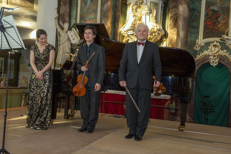 vlnr. Misa Hasegawa, Piano, Aylen Pritchin, Violine und Luz Leskowitz. Notenumwender