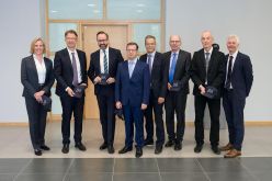 V.l.n.r.: Prof. Esther Troost, Prof. Uwe Platzbecker, Sachsens Wissenschaftsminister Sebastian Gemkow, Prof. Christian Thomas, Prof. Martin Bornhäuser, Dr. Axel Rahmel, Prof. Christian Hugo, Prof. Johannes Schetelig.  Quelle: UKD/Kirsten Lassig