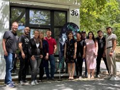 Die multidisziplinäre Teilnehmendengruppe des AI Bootcamps vor dem hike LAB  Copyright: Hochschule Nordhausen