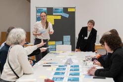 Die IGB-Wissenschaftlerinnen Marei Brose und Dipl.-Ing. Christiane Chaumette leiten einen »urban BioÖkonomieLab«-Workshop zur Einbindung von lokalen Partnern.  Copyright: Fraunhofer IGB