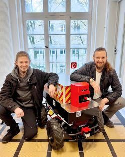 Lucas Dehmel (links) und Lukas Bartenstein haben Digital Technologies an der TU Clausthal und der Ostfalia Hochschule studiert und sind Gründer des Start-ups Warden Robotics.  Copyright: Warden Robotics