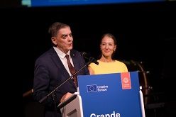 Romani Rose und Isabel Raabe (im Hintergrund) bei der Preisverleihung am 29. Oktober 2019 in Paris. © Felix Q Media / Europa Nostra 