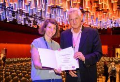 Dr. Sophia Klehs, Abteilung für Kinderkardiologie, Herzzentrum Leipzig, nimmt die Urkunde der Gerd Killian-Projektförderung von Prof. Dr. Armin Welz, Deutsche Stiftung für Herzforschung, entgegen.  Foto: David Ausserhofer/DGTHG