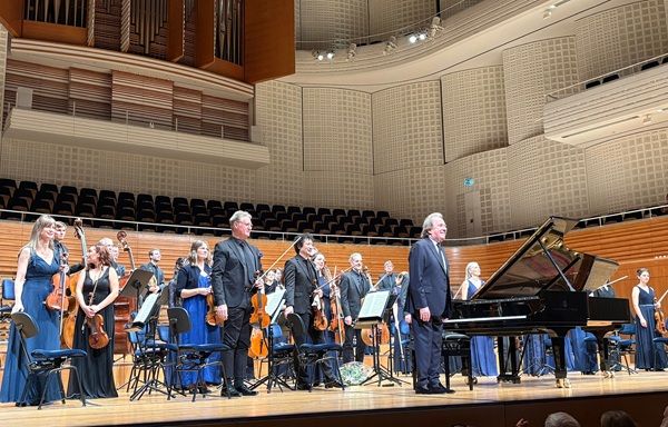 Die Ausfürenen freuen sich über den stürmischen  Beifall