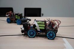 Selbstgebaute Modellfahrzeuge veranschaulichen die innovative Idee des Bayreuther Teams, autonomes Fahren und ein Blockchain-basiertes Vergütungssystem zu kombinieren.  Foto: Enes Kucevic.