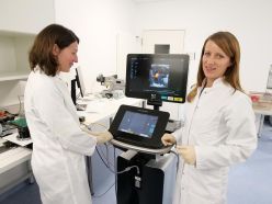 Erstautorin Dr. Marion Müller (l.) und Privatdozentin Dr. Anna Klinke forschen am Agnes Wittenborg Institut für translationale Herz-Kreislaufforschung am Herz- und Diabeteszentrum NRW (HDZ NRW), Bad Oeynhausen  Quelle: (Foto: Finn Lehrke).  Copyright: HDZ NRW