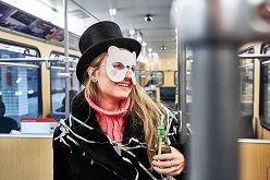 Alkohol im Blut: Hände weg vom Steuer. Wer nach einem feuchtfröhlichen Abend in Bus, Bahn oder ins Taxi steigt, kann nichts falsch machen. Foto: HUK-COBURG