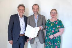 Urkundenübergabe an Dr. Michael Kreutz (Mitte) durch Rektor Prof. Dr.-Ing. Jens Strackeljan (l.) und Prof. Dr. Daniela Dieterich (r.), Dekanin der Medizinischen Fakultät Magdeburg.  Quelle: Melitta Schubert  Copyright: Universitätsmedizin Magdeburg