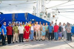 IMO Generalsekretär Arsenio Dominguez und Vertreter der Maritimen Politik und Wirtschaft der Marshall Islands besichtigen den innovativen Frachtsegler „Juren AE“ in Majuro.  Quelle: ©GIZ LCST / Chewy Lin