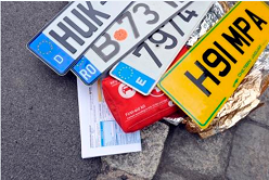 Jedes Jahr ereignen sich auf Urlaubsfahrten tausende von Unfällen: Ein Europäischer Unfallbericht gehört besonders bei Auslandsfahrten in jedes Handschuhfach. Foto: HUK-COBURG 