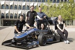 Das FaSTDa-Führungs-Team mit dem neuen Rennwagen F19.  Hochschule Darmstadt/Samira Schulz