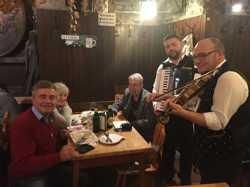 Heuriger mit Schrammelmusik im 12 Apostelkeller in Wien mit Ursula und Michael Pewny