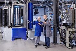 Auf dem Weg zur Supraschmierung spielen extrem harte »Diamor«-Schichten auf Kohlenstoff-Basis eine Schlüsselrolle.  © Jürgen Jeibmann/Fraunhofer IWS Dresden