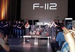 Feierlicher Moment: Die Studierenden enthüllen den neuen Rennwagen  Foto: Norma Pralle/HsKA