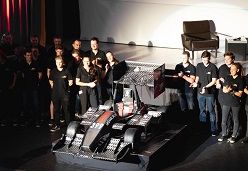 Der große Moment – der neue Rennwagen wird beim Rollout enthüllt  Foto: Steffen Gauch