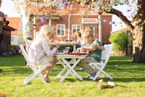 Gartenmöbel für Kinder Symbolbild