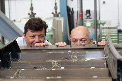 Expertenblick: Silvain Michel und Erwin Hack (rechts) untersuchen das Rumpfpaneel eines Airbus A350.  Empa