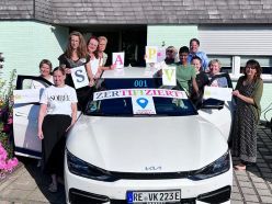 Kinderpalliativzentrum Datteln, SAPV-Team (v.l.n.r.): Andrea Kock, Juliane Schenkhorst, Sara Magnus, Vanessa Peschke, Christiane Wizenty, Sadia Baloch, Mandira Reuther, Holger Hauch, Deborah Wiesmann, Dörte Garske, Christina Ehlert.  Quelle: Meike Haberstock