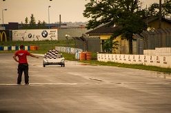  Das erfolgreiche Finish eines langen Renntages im französischen Albi: der thyssenkrupp SunRiser fährt am Ende des Wettbewerbs nach acht Stunden und 400 erfahrenen Kilometern über die Ziellinie der Rennstrecke.