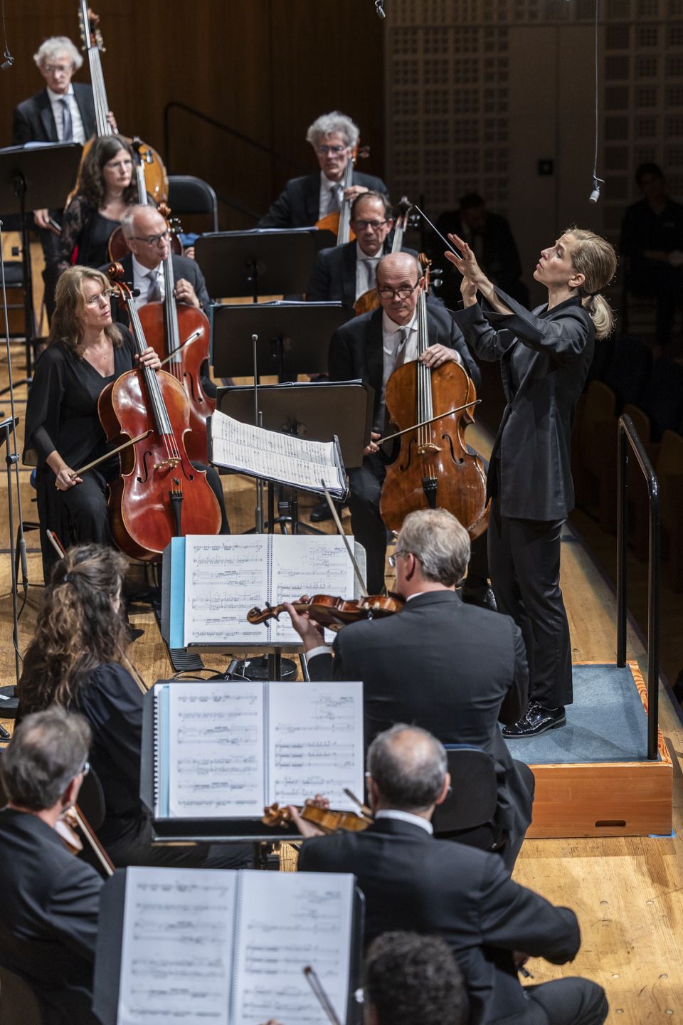 Dirigentin Karina Canellakis hat ihr Orchester im Griff