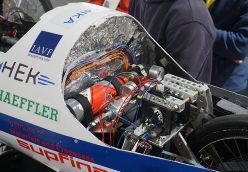 Blick auf die Brennstoffzellentechnik im Inneren des Fahrzeugs  Quelle: Foto: Volker Hirsch