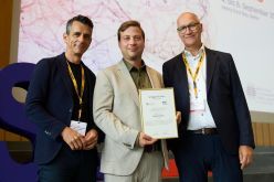 v.l.: Prof. Dr. med. Darius G. Nabavi, 3. Vorsitzender der DSG, Preisträger PD Dr. med. Stefan Gerner, Prof. Dr. med. Stefan Schwab, 1. Vorsitzender der DSG und Kongresspräsident  Quelle: Mike Auerbach