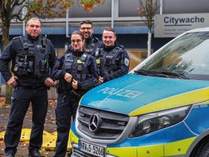 KOD und Polizei arbeiten gemeinsam für die Sicherheit auf dem Bochumer Weihnachtsmarkt (v.l.): EPHK Guido Brüggemann (Polizei), Darija Ljubic (KOD), PHK Tim Richter (Polizei) und Swen Barsnick (KOD).