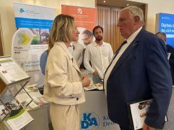 NRW-Gesundheitsminister Karl-Josef Laumann im Gespräch mit KDA-Vorständin Dr. Alexia Zurkuhlen beim Gesundheitskongress des Westens 2025  KDA
