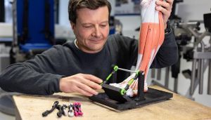 Wissenschaftler Dr. Jan-Peter Goldmann demonstriert seine Erfindung, das Fußtrainingsgerät Total Toe.  Deutsche Sporthochschule Köln