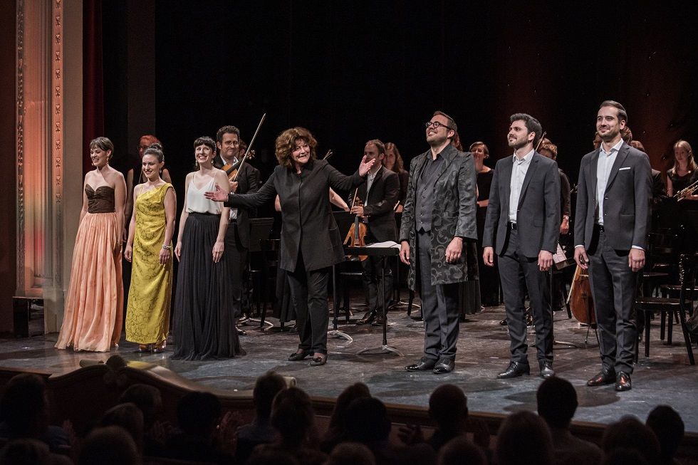 Alle Mitwirkenden geniessen den verdienten Schlussapplaus, Foto Roberto Conciatori